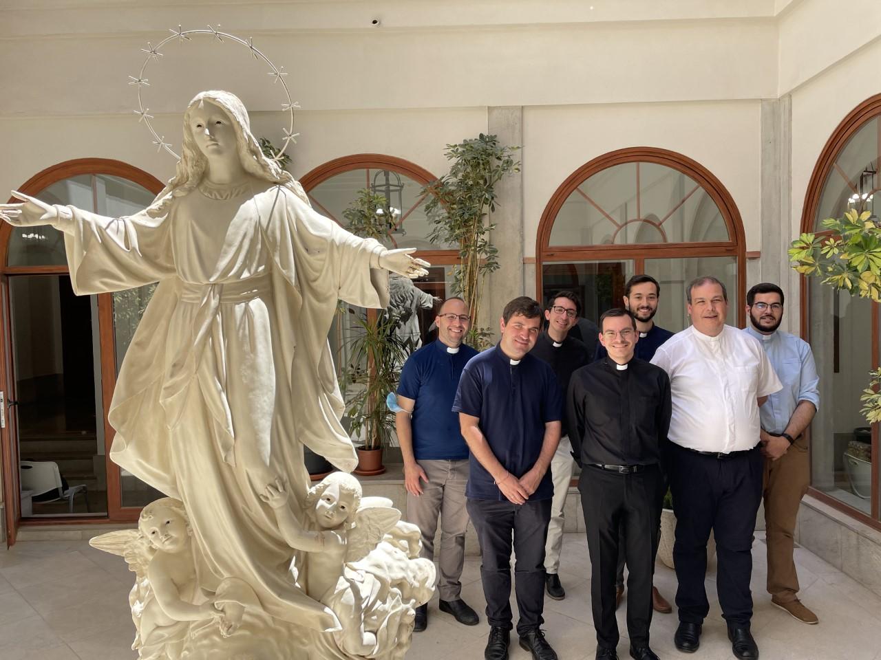 Juan Manuel Caracuel junto al rector del Seminario y los compañeros diáconos // E. LLAMAS