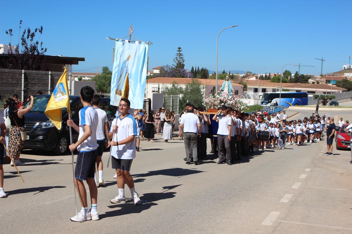 Un colegio público y uno concertado se unen para la procesión de la Virgen Milagrosa