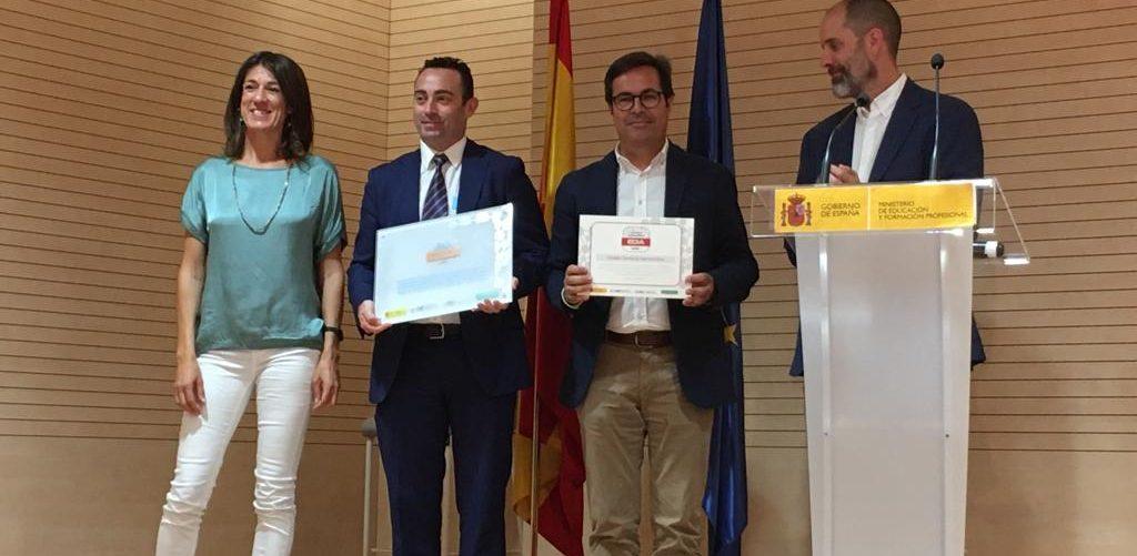 Alberto Ruiz, director del centro; y Sergio Mata, docente de Fundación Victoria, en la recepción del Distintivo EDIA