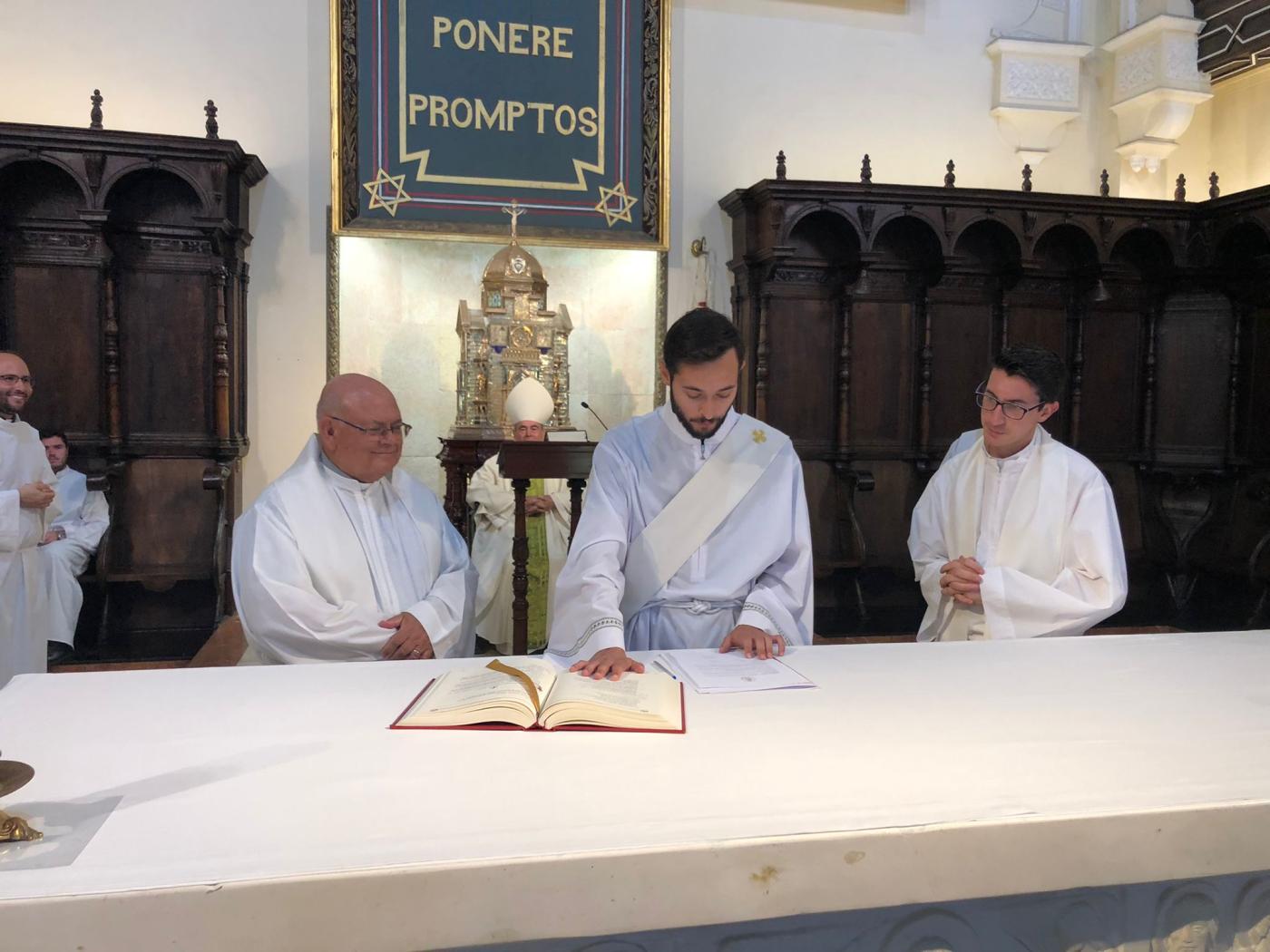 Última firma antes de la ordenación como presbíteros // J. HERNÁNDEZ