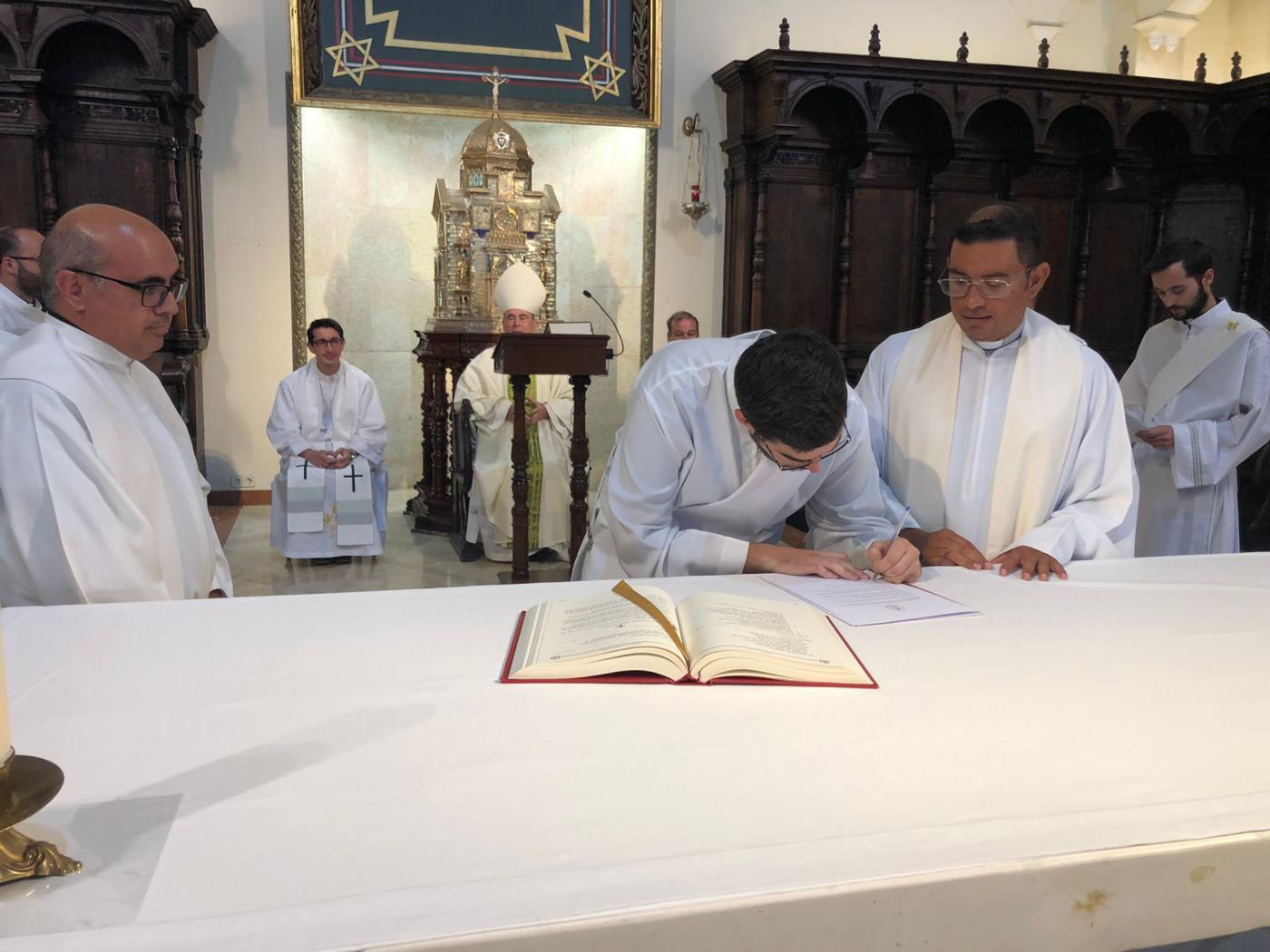 Última firma antes de la ordenación como presbíteros // J. HERNÁNDEZ