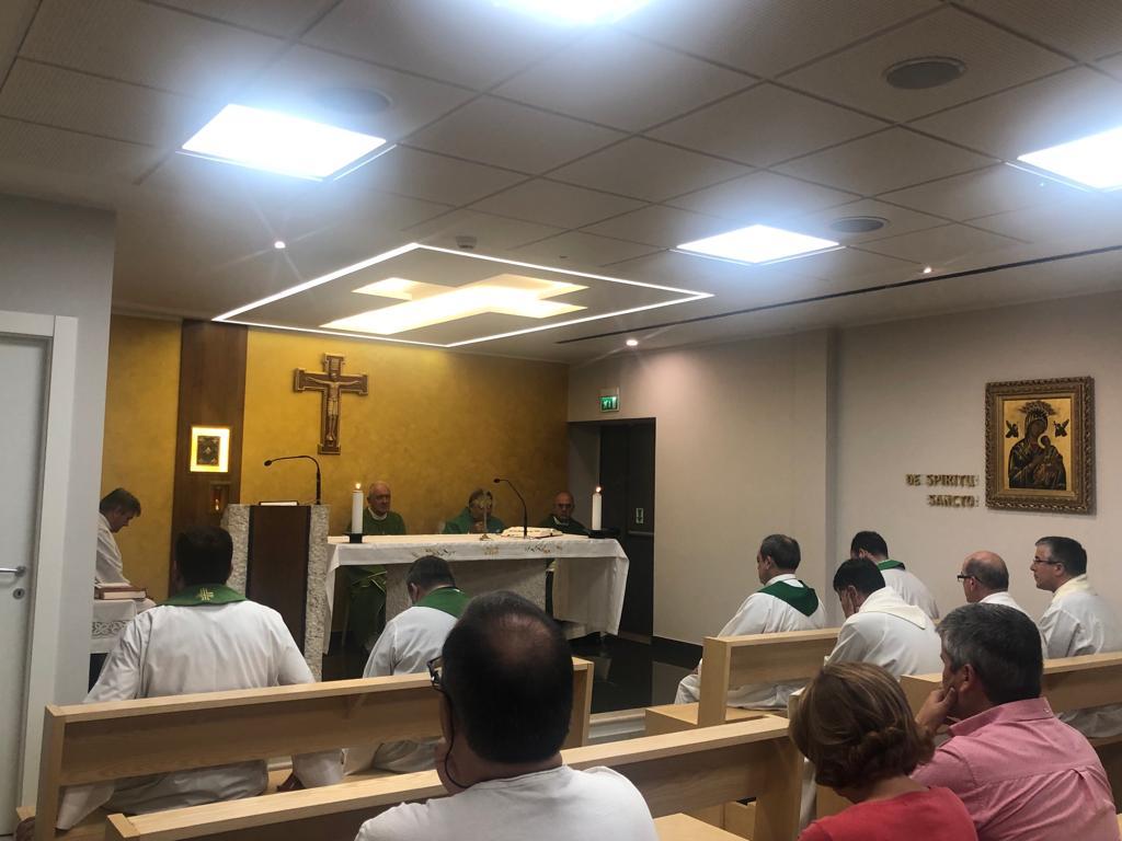 Celebrando la Eucaristía los participantes españoles en el Encuentro