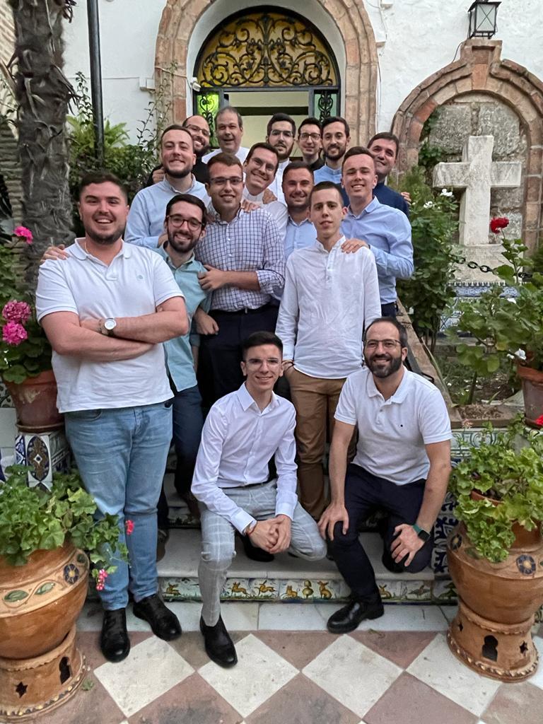 Seminaristas y formadores junto a los cinco nuevos sacerdotes, tras la celebración de la primera Misa de Santiago, en Alameda // E. LLAMAS