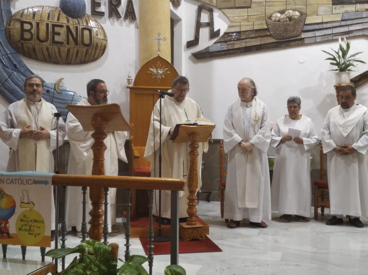 Mijas Costa celebra las bodas de oro de su párroco, José María Ramos