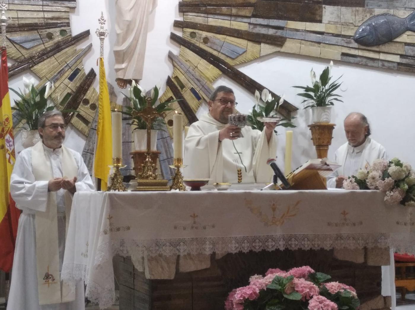 Celebración de las bodas de oro sacerdotales de José María Ramos Villalobos en la parroquia de San Manuel, en Mijas-Costa
