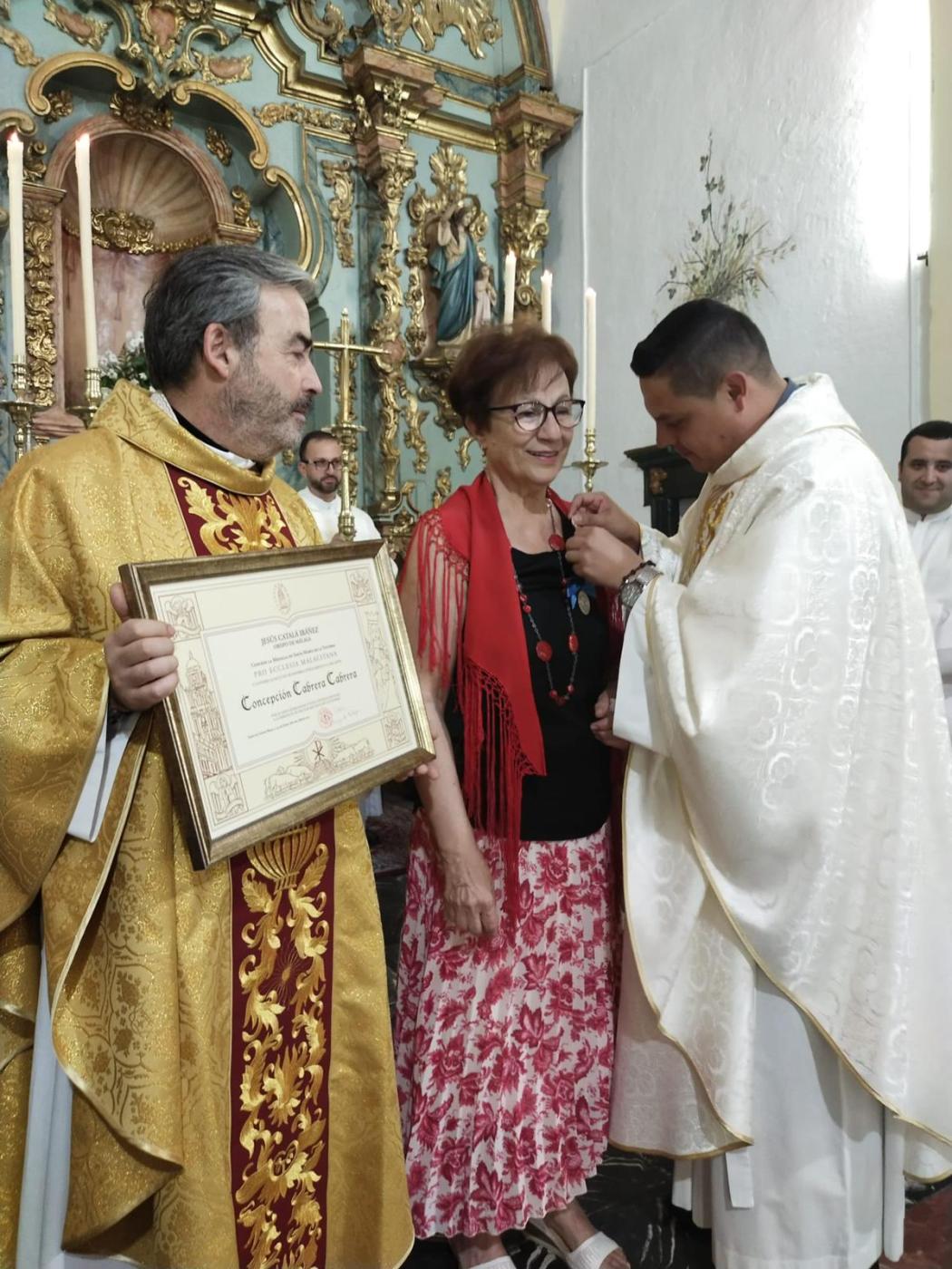 Entrega de la Medalla Pro Ecclesia Malacitana a Concepción Cabrera, en la parroquia de Cuevas Bajas