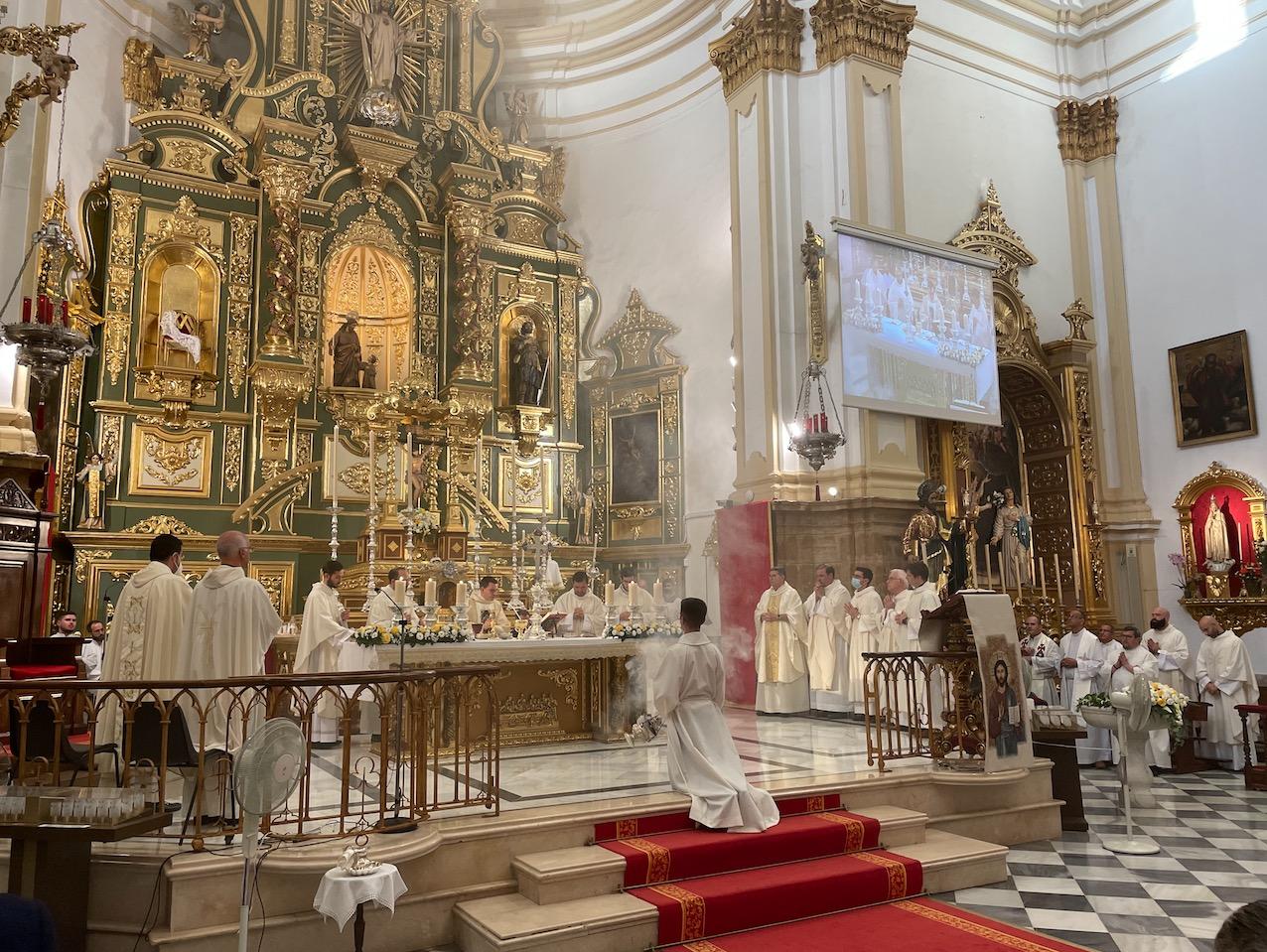 Primera Misa Solemne del neopresbítero Juan Manuel Caracuel en la parroquia de la Encarnación de Marbella // E. LLAMAS