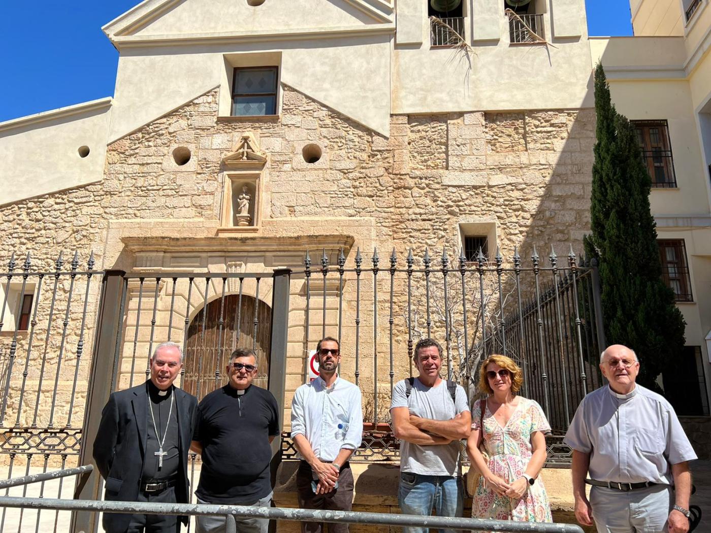 Mons. Catalá, durante la visita a las obras de la parroquia de la Purísima (Melilla), acompañado por el vicario de la ciudad, Eduardo Resa; el arquitecto, el arqueólogo, la delegada de Cultura, Carmen Parra, y el delegado de Cáritas Diocesana, Antoni