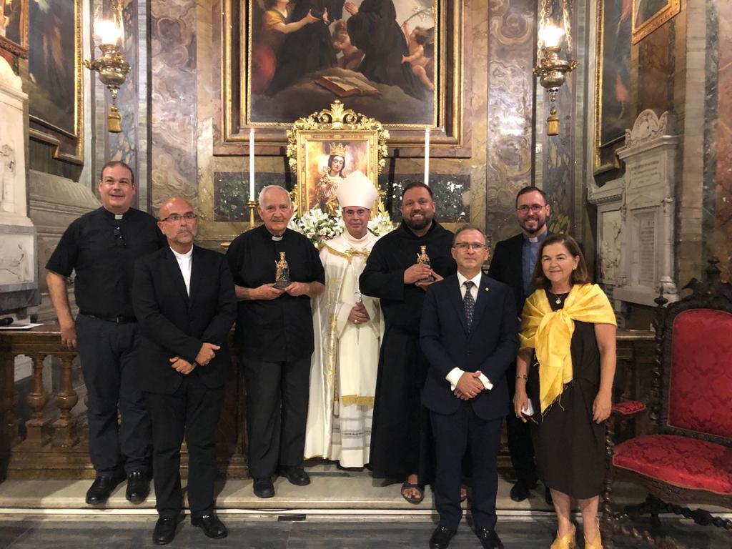 Asistentes a la bendición de la imagen de la Virgen de la Victoria en la iglesia romana de “Sant’Andrea delle Fratte”