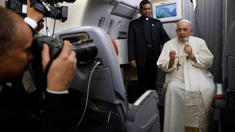 Preguntas de los periodistas al Papa y respuestas de Francisco en su vuelo de regreso a Roma