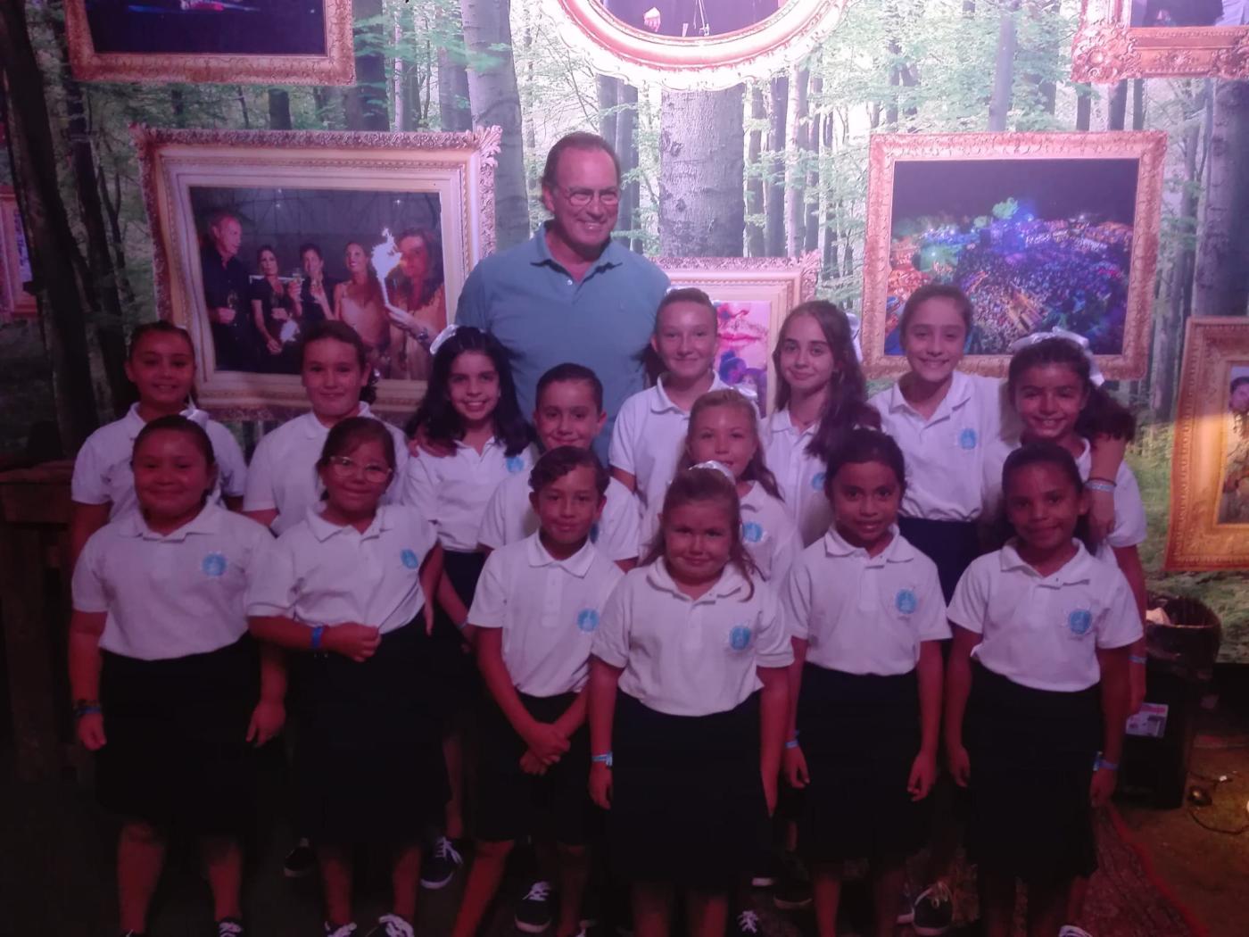 Bertín Osborne junto a la Escolanía de la Encarnación de Marbella