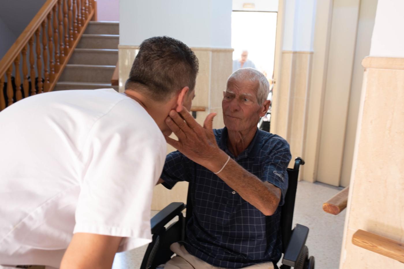 Herbert en el Cottolengo de Málaga junto a Javier Luque, auxiliar del centro