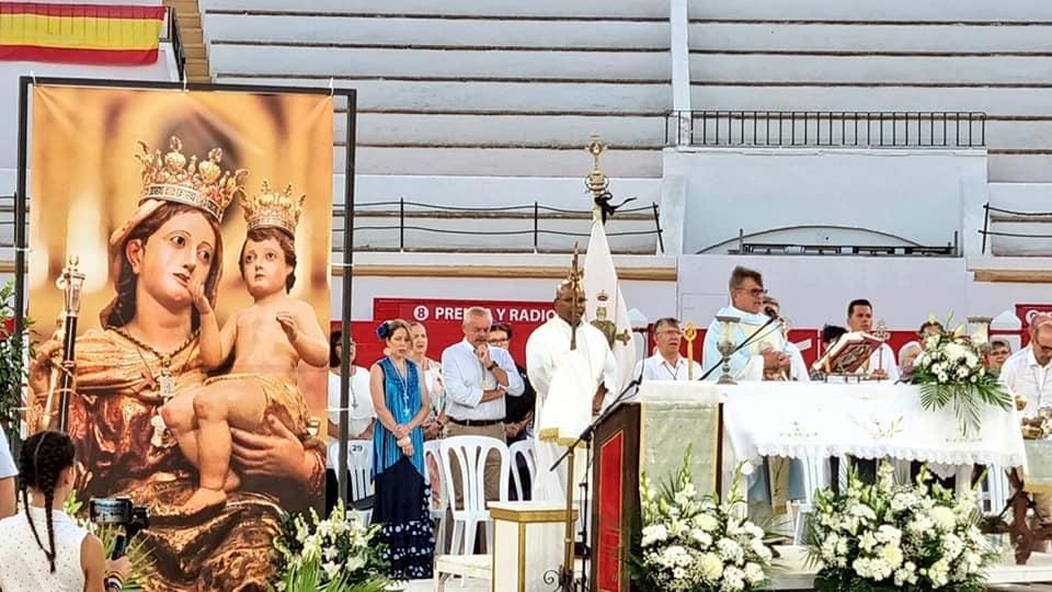 Centenares de personas participan en la tradicional misa rociera de la patrona de #Melilla, Ntra. Sra. de la Victoria, celebrada en la plaza de toros //J. NAVARRO