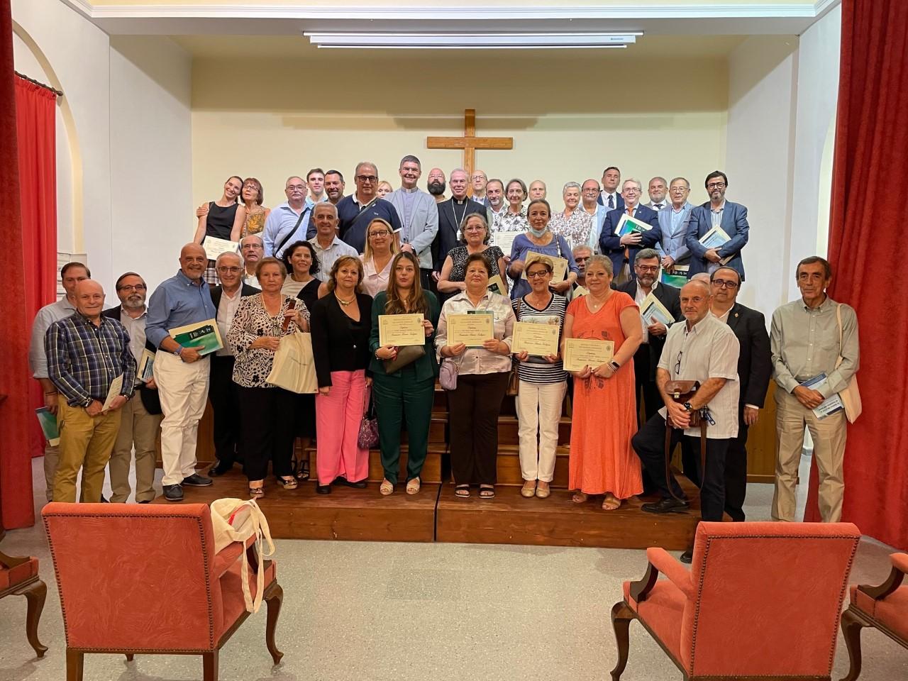 Alumnos de la Escuela Teológica tras la entrega de diplomas // E. LLAMAS