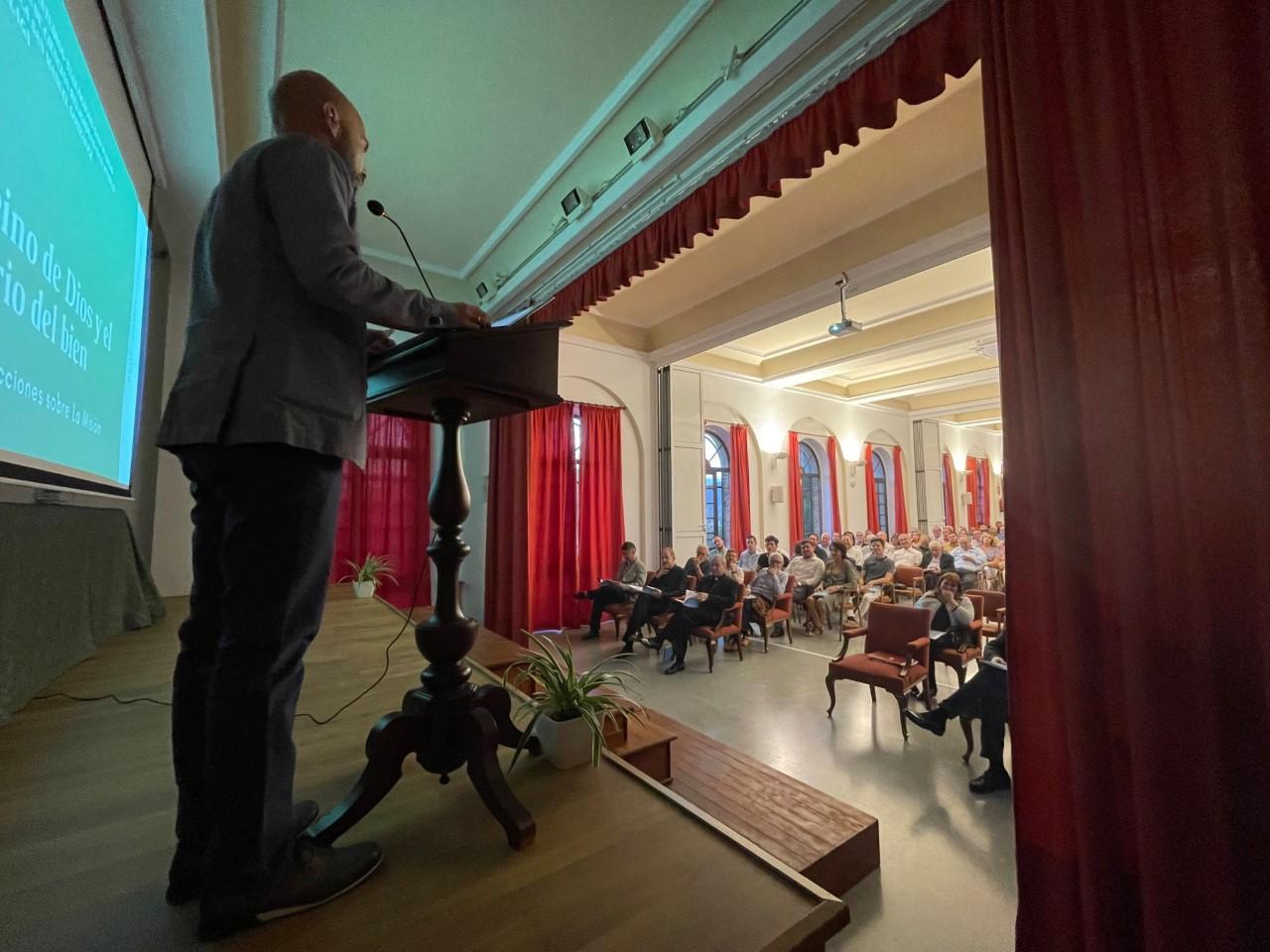 El profesor Ángel Nuño expone la lección inaugural // E. LLAMAS