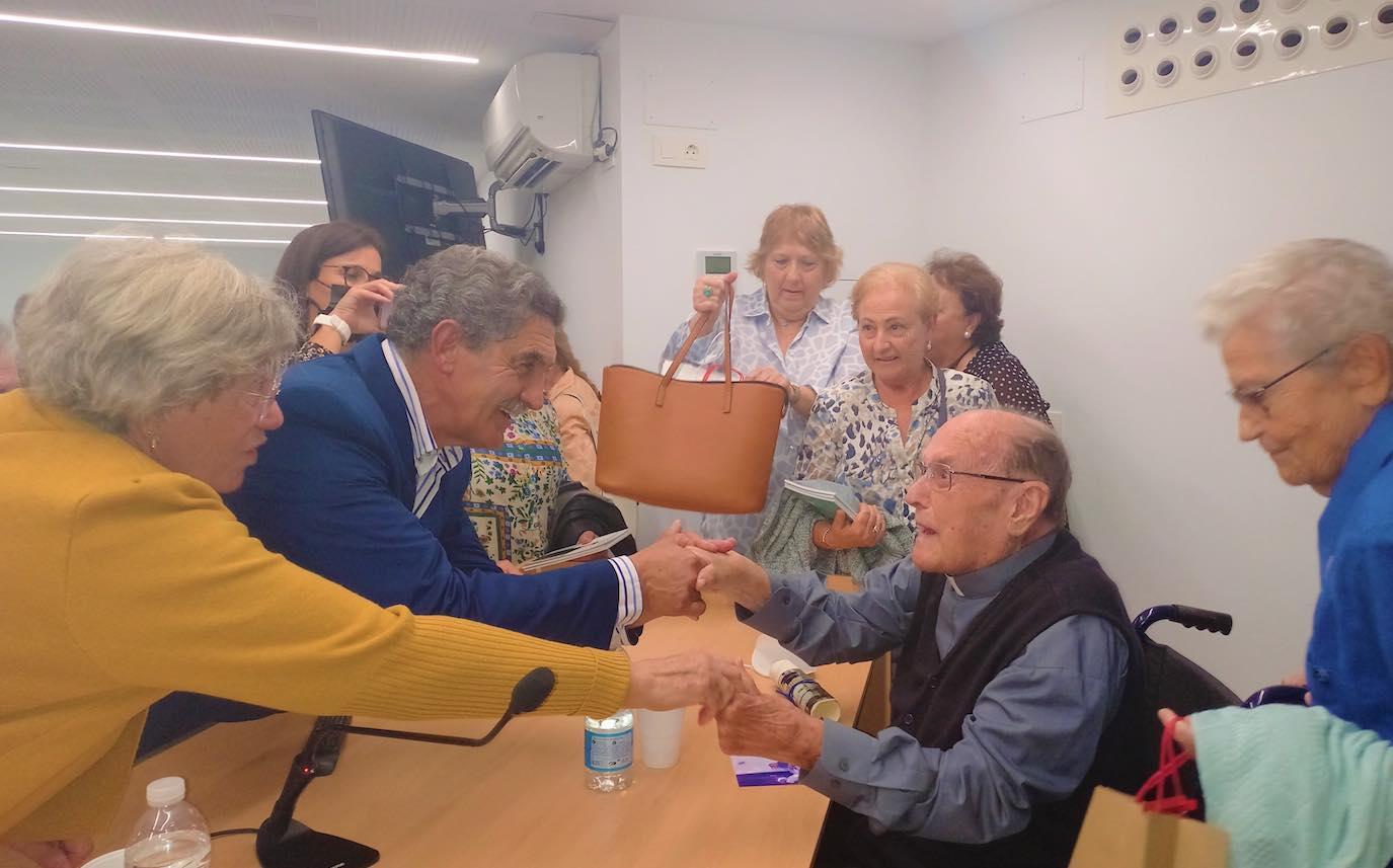 Asistentes saludan a D. Francisco García Mota