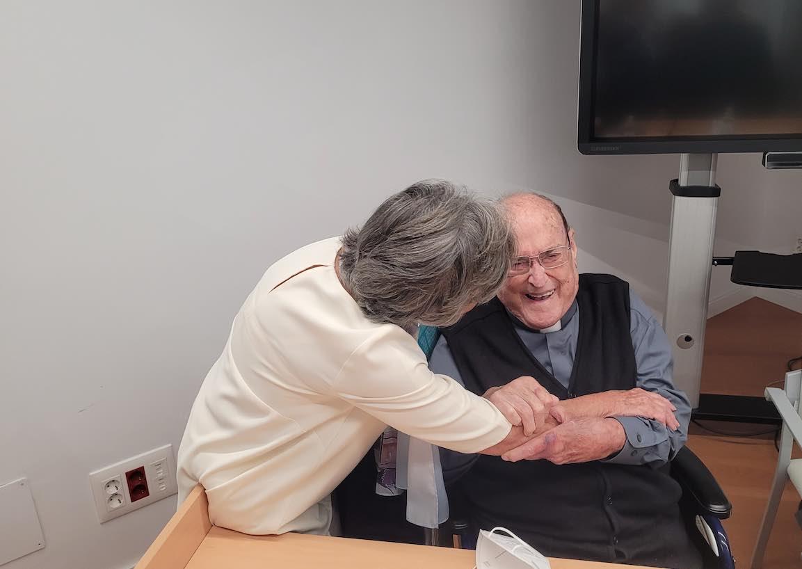 Rosa Francia saluda cariñosamente a D. Francisco García Mota