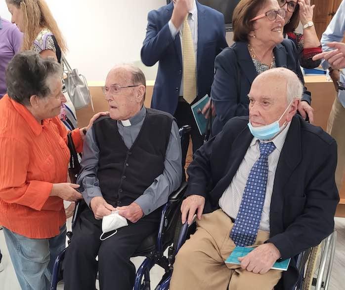 D. Francisco García Mota junto a la catequista y voluntaria, Paquita Ramírez