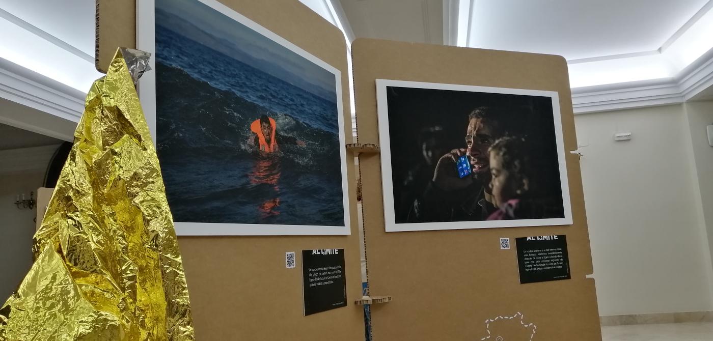 Visitantes ante la exposición // A. MEDINA