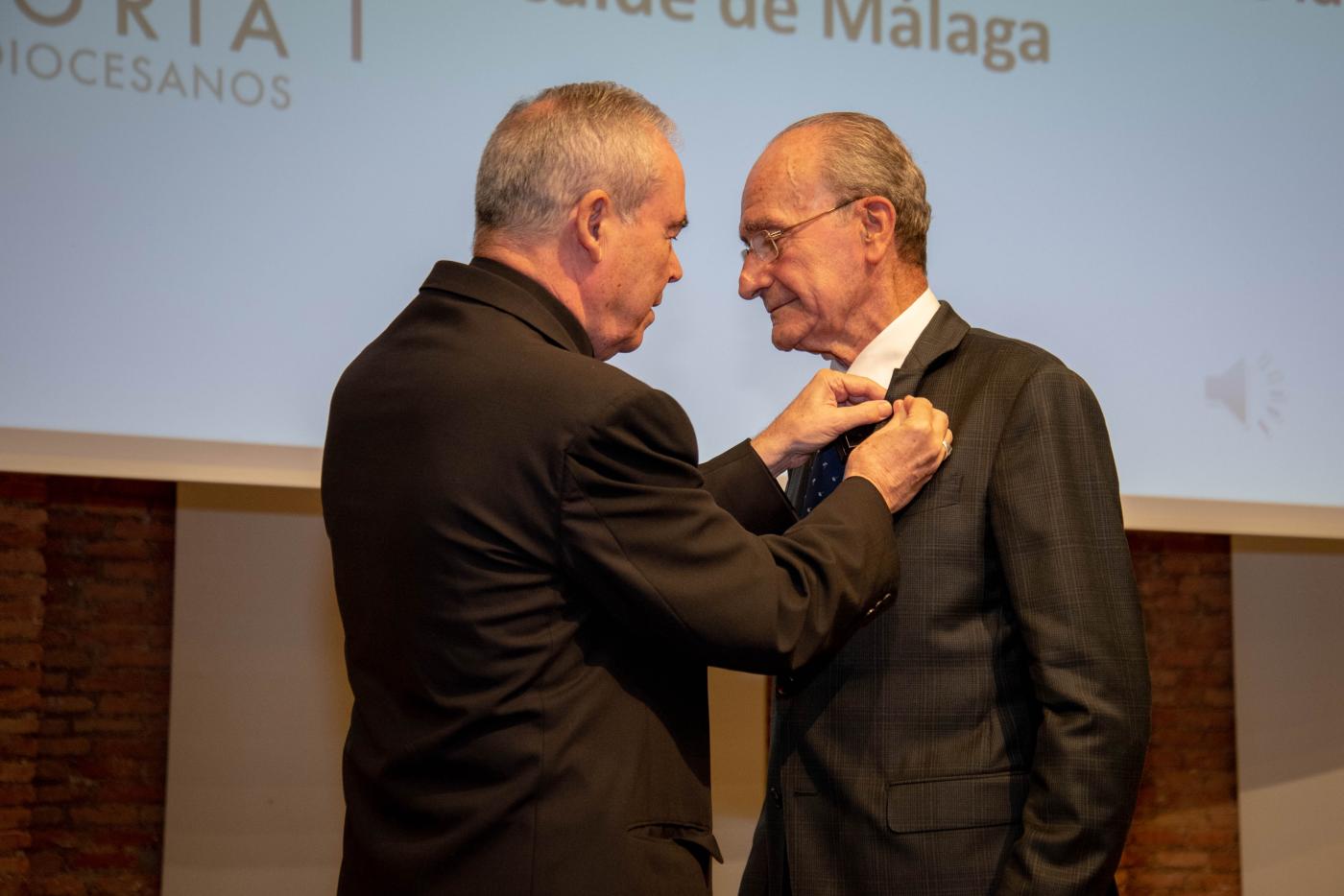 El Obispo de Málaga entrega el escudo de oro de la Fundación Victoria al alcalde de Málaga. FOTO: D. MARTÍN