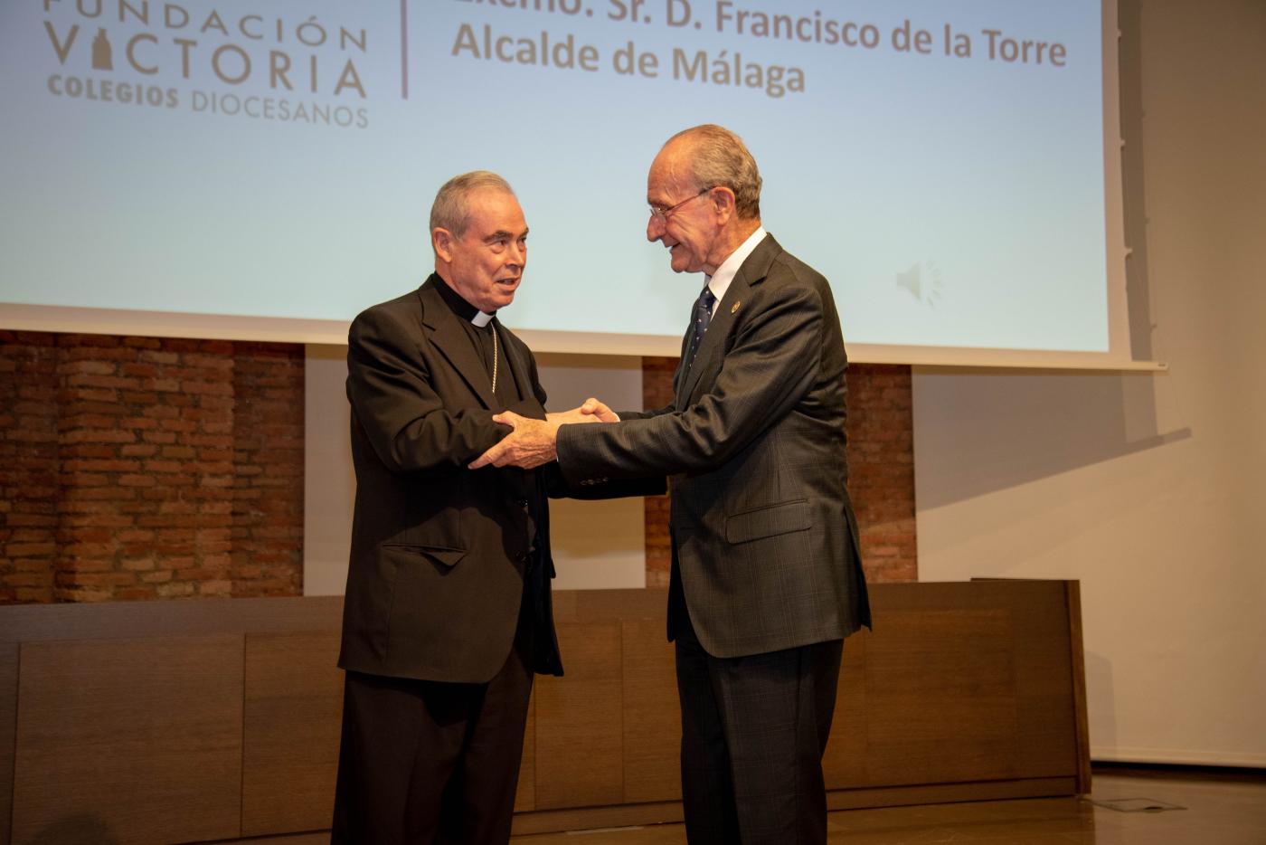 El Obispo de Málaga entregó el escudo de oro de la Fundación Victoria al alcalde de Málaga. FOTO: D. MARTÍN