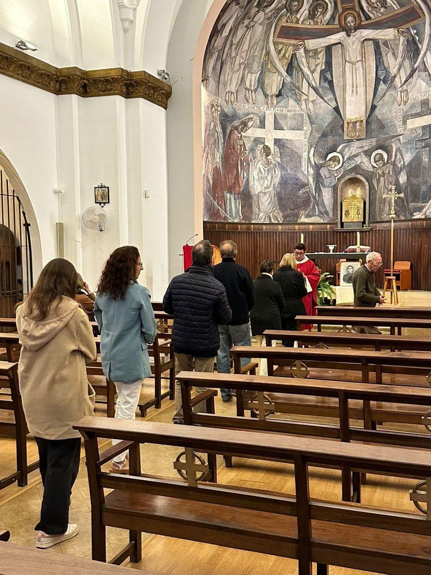 Misa en memoria de Juan Duarte en la parroquia de la Santa Creu de Bellaterra en Cerdanyola (Barcelona)