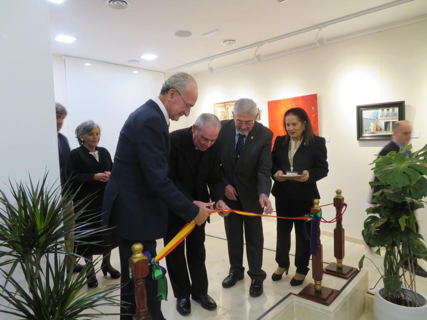 El obispo y el alcalde inauguran la sala de exposiciones de los Santos Patronos
