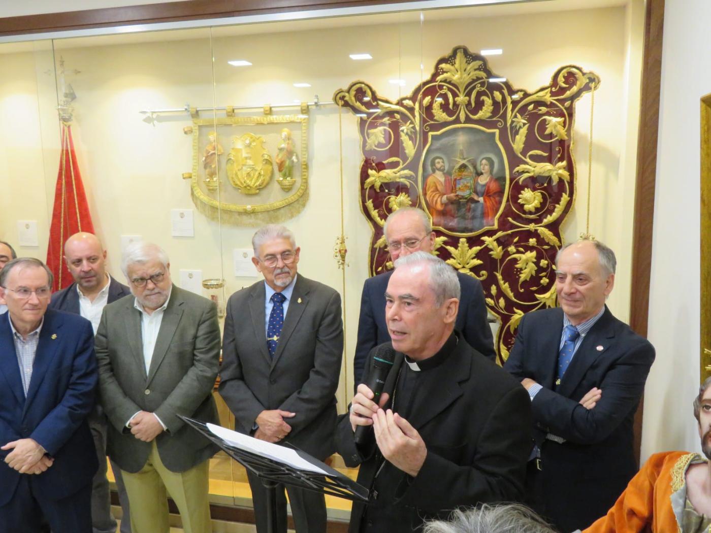 El obispo y el alcalde inauguran la sala de exposiciones de los Santos Patronos