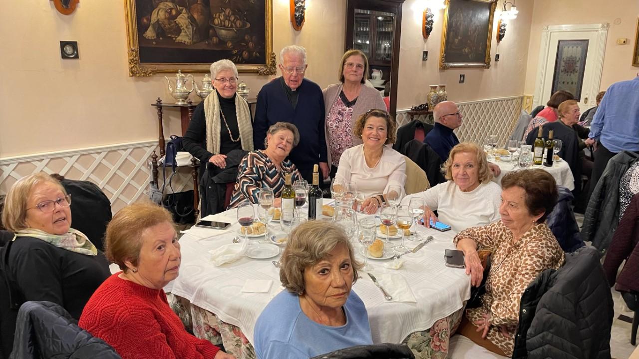 José León, con varias feligresas