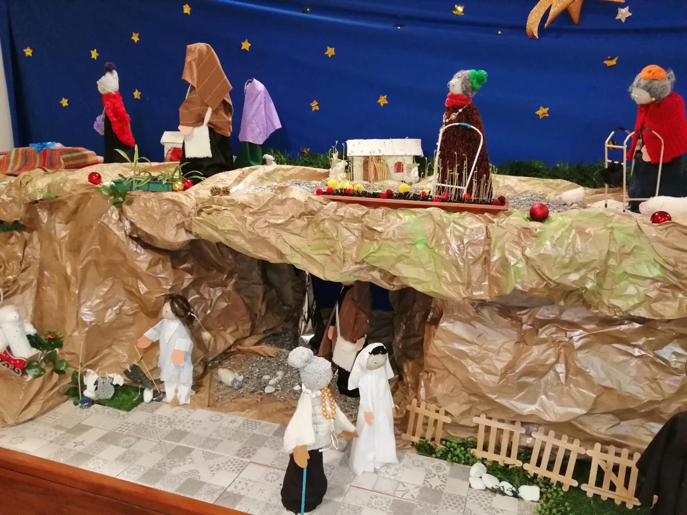 Trabajadores y residentes de la Residencia Madre Carmen montan el belén