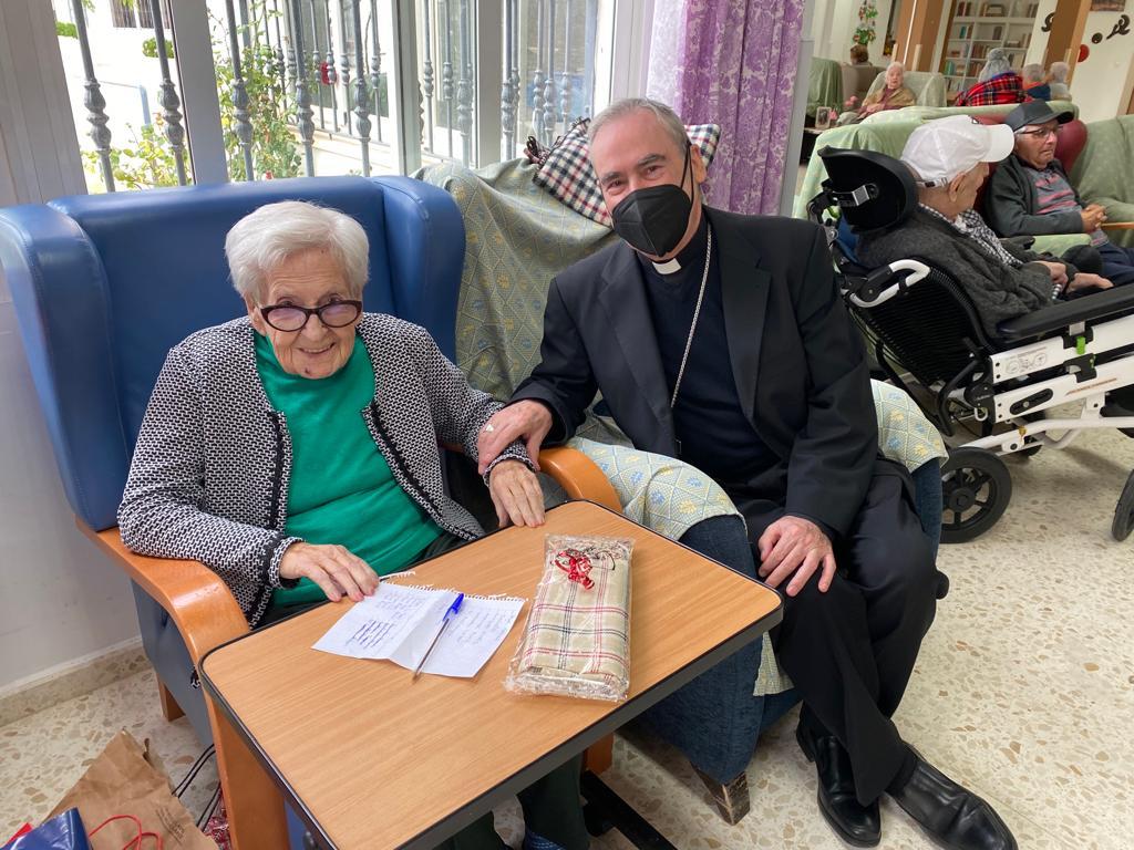 El Sr. Obispo visita a residentes y sacerdotes del Buen Samaritano