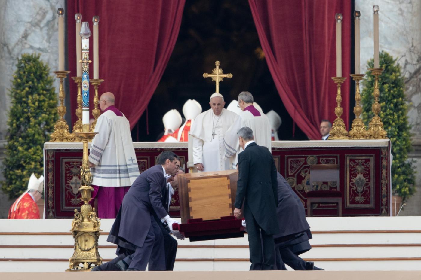Misa exequial de Benedicto XVI presidida por el papa Francisco. FOTO: DANIEL IBÁÑEZ