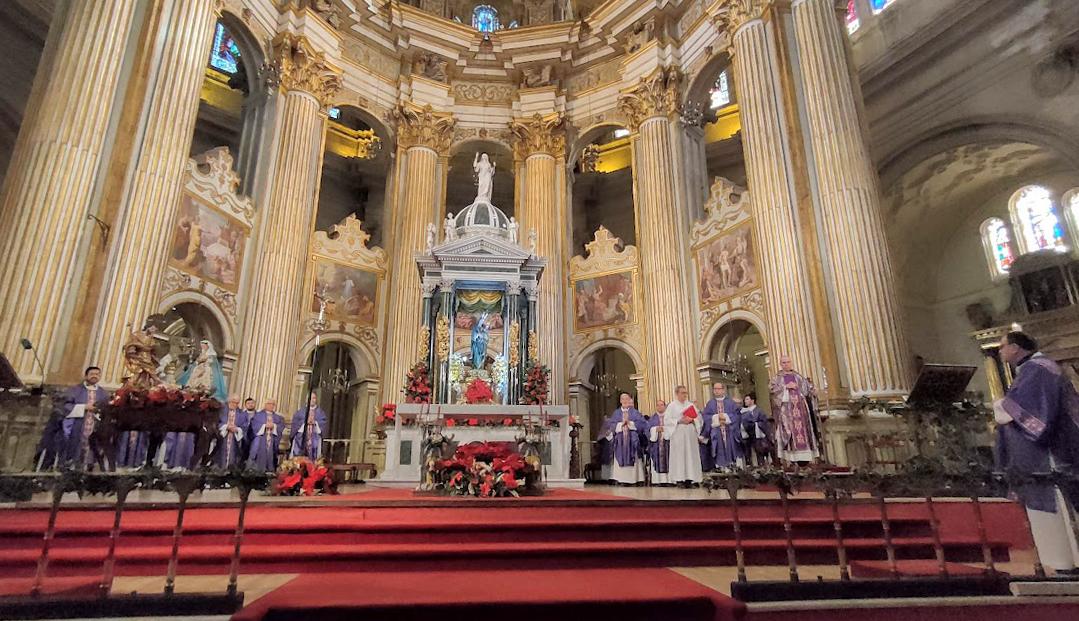 Misa en sufragio por por Benedicto XVI celebrada en la Catedral