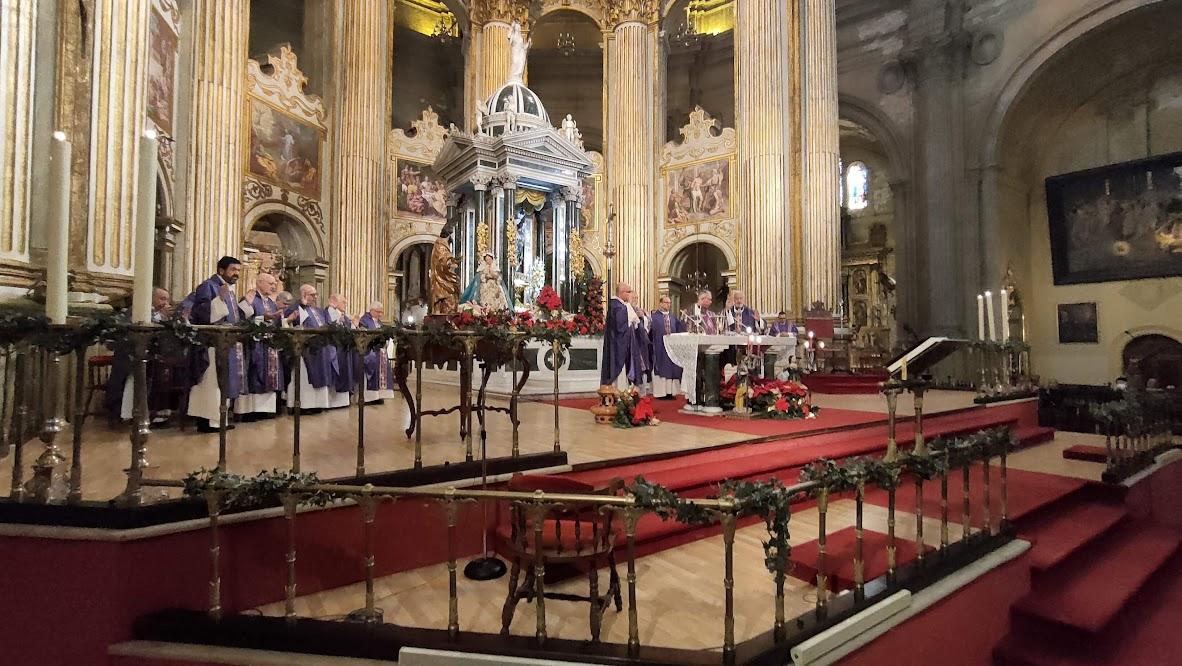 Cientos de malagueños, en el funeral por Benedicto XVI celebrado en la Catedral