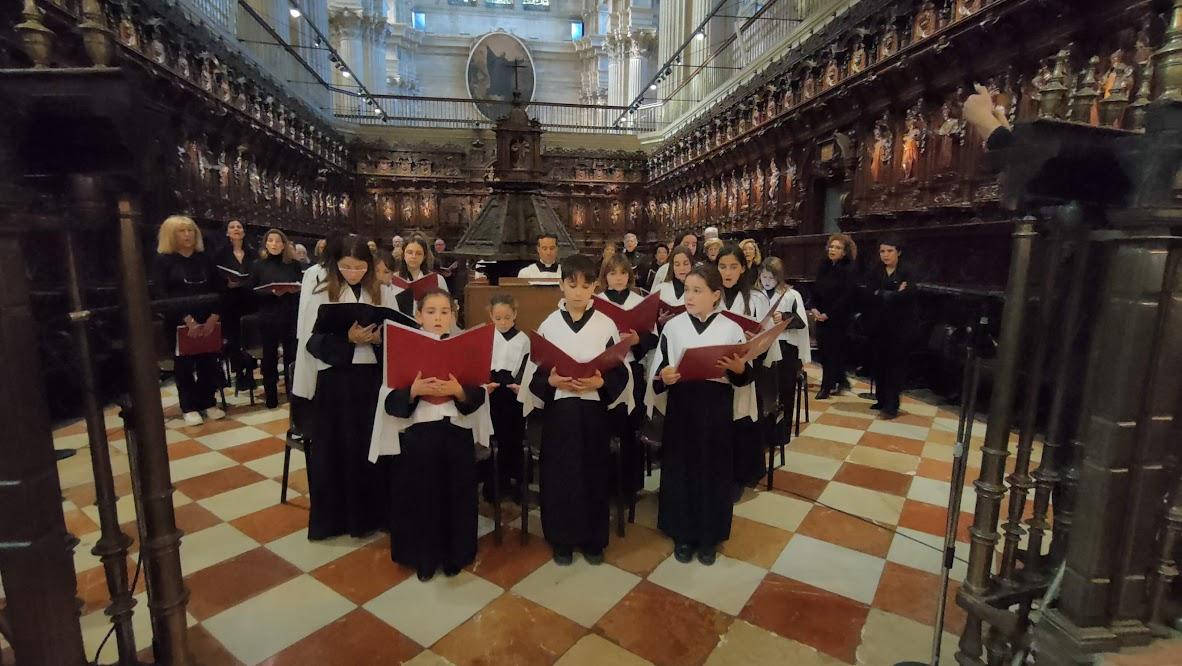 Misa en sufragio por por Benedicto XVI celebrada en la Catedral