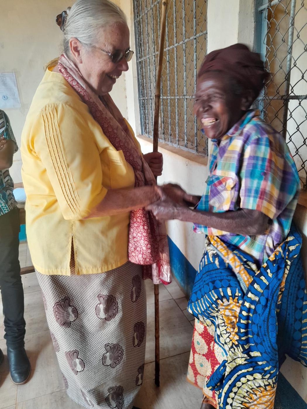Pilar Delgado con la madre de una de las personas privadas de libertad en una prisión en Congo