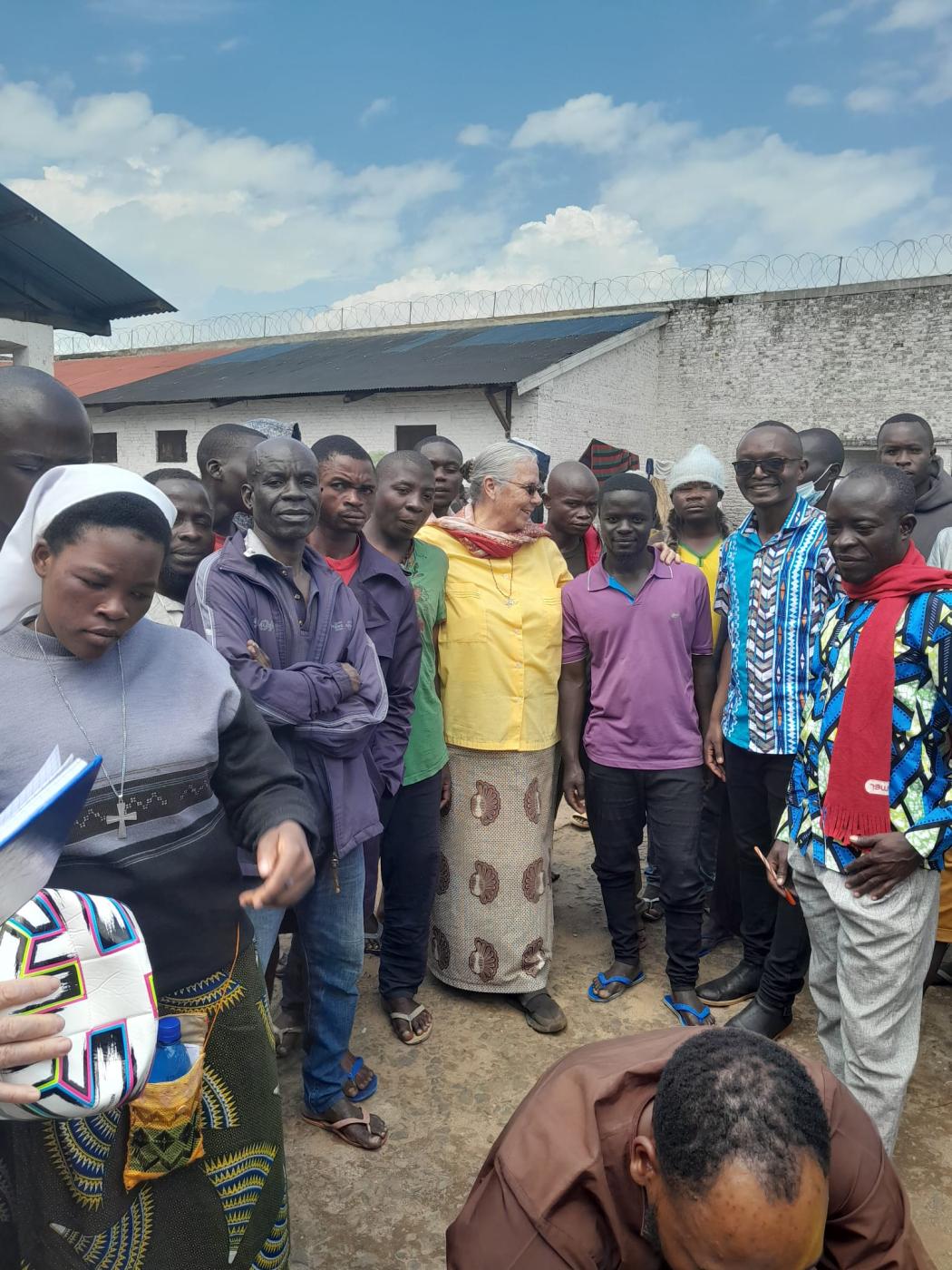 Pilar Delgado con las personas privadas de libertad en una prisión en Congo