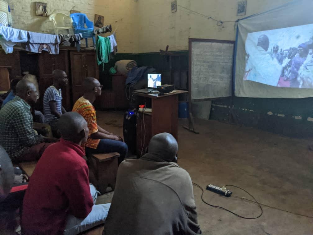 Presos en la cárcel de Bukavu siguiendo la retransmisión de la visita del Papa