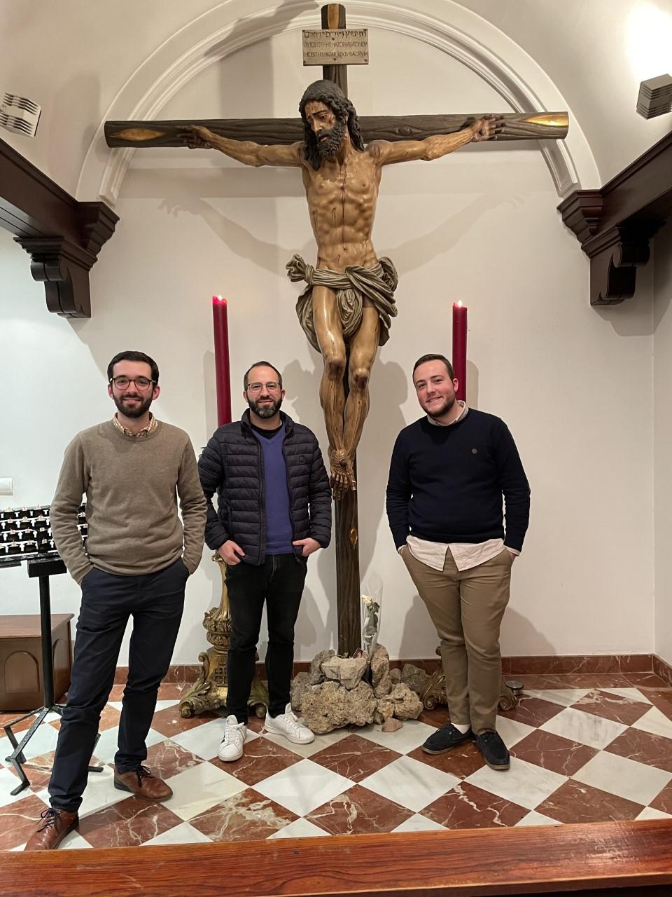 Juan Carlos, Antonio y José Francisco ante el Cristo de la Capilla del Císter // E. LLAMAS