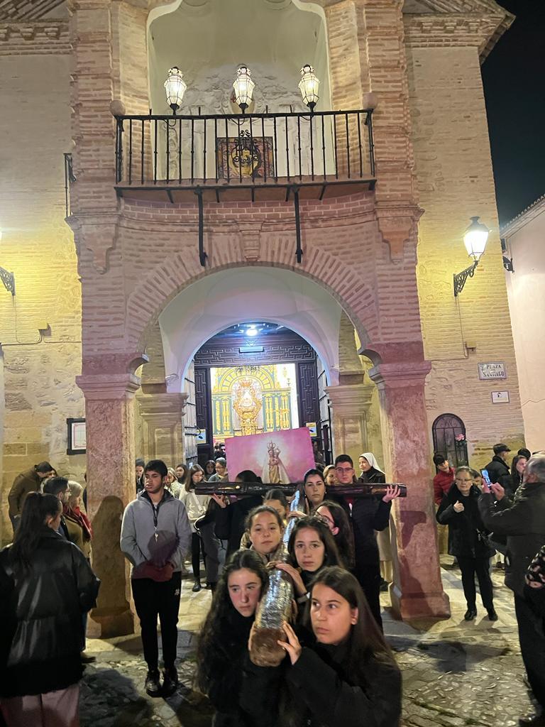 Los jóvenes del arciprestazgo de Antequera celebran un Via Crucis callejero al inicio de la Cuaresma