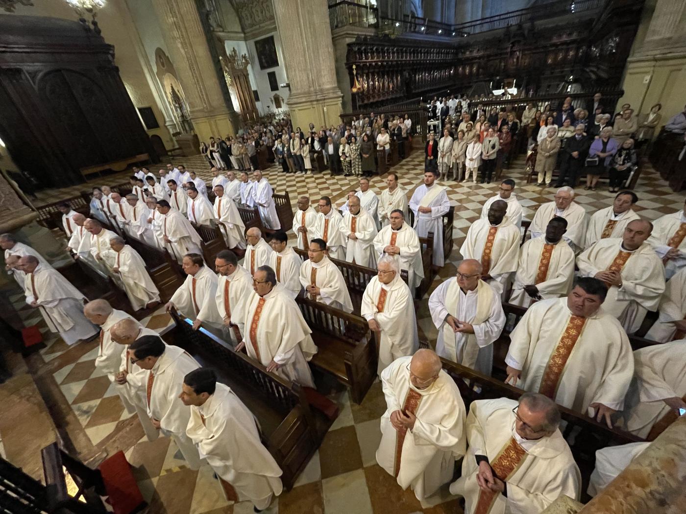 Misa Crismal en la Catedral, presidida por el Sr. Obispo, D. Jesús Catalá // E. LLAMAS