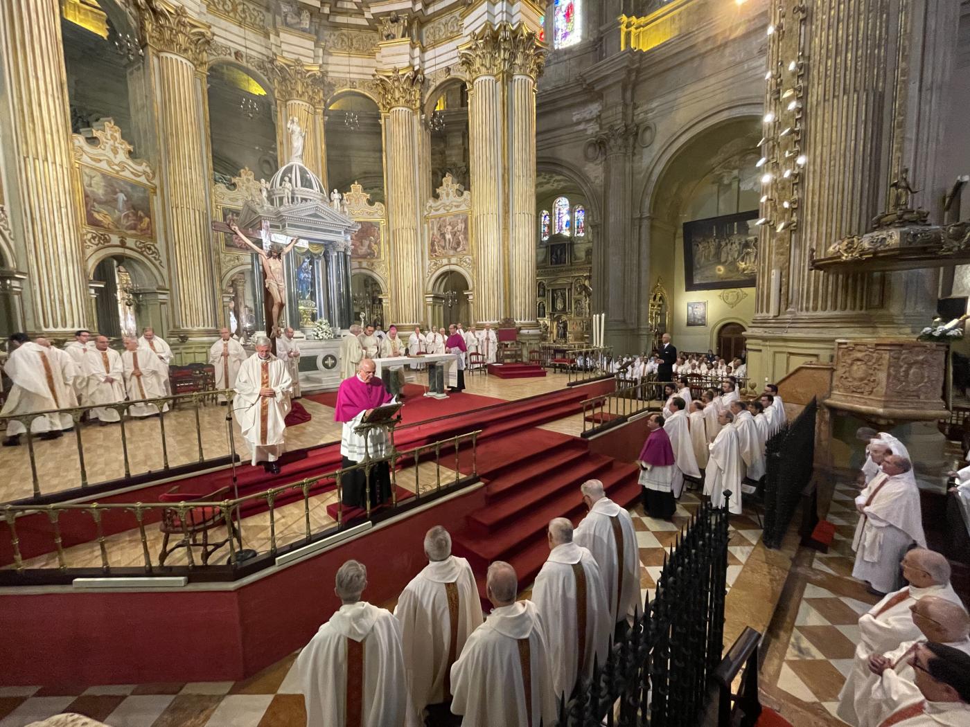 Misa Crismal en la Catedral, presidida por el Sr. Obispo, D. Jesús Catalá // E. LLAMAS