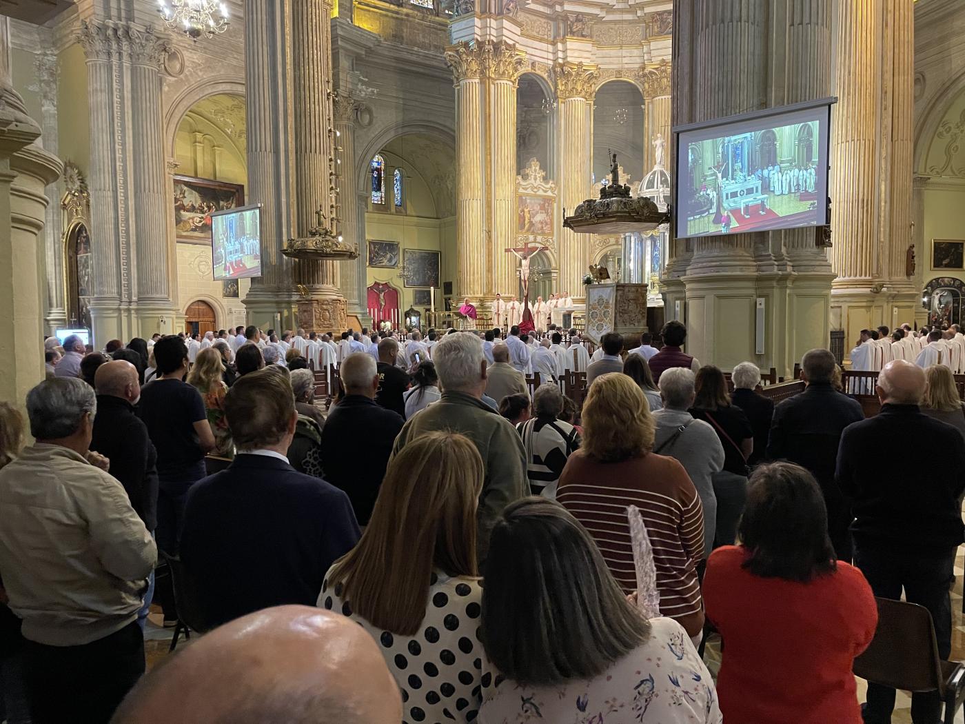 Misa Crismal en la Catedral, presidida por el Sr. Obispo, D. Jesús Catalá // E. LLAMAS