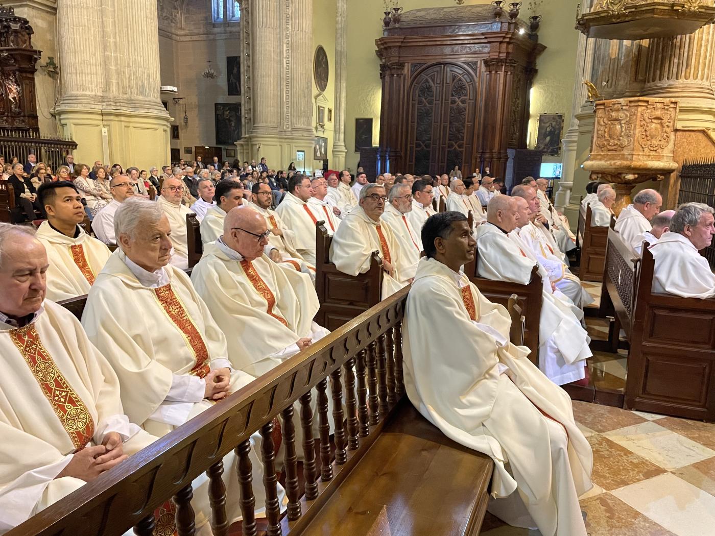 Misa Crismal en la Catedral, presidida por el Sr. Obispo, D. Jesús Catalá // E. LLAMAS