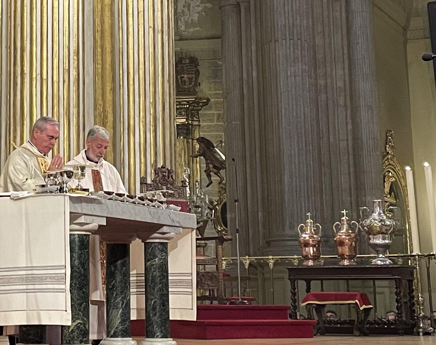 Misa Crismal en la Catedral, presidida por el Sr. Obispo, D. Jesús Catalá // E. LLAMAS