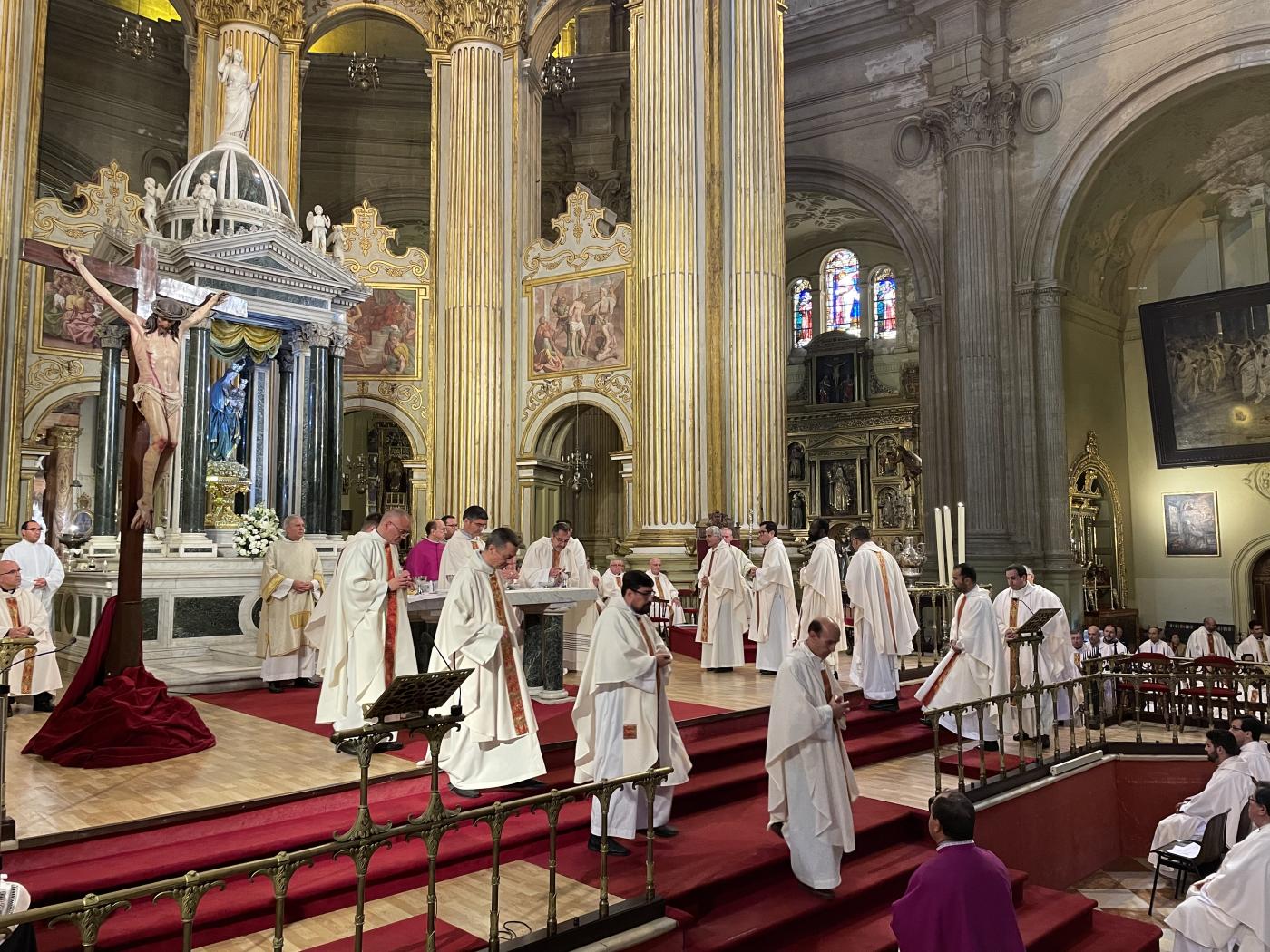 Misa Crismal en la Catedral, presidida por el Sr. Obispo, D. Jesús Catalá // E. LLAMAS
