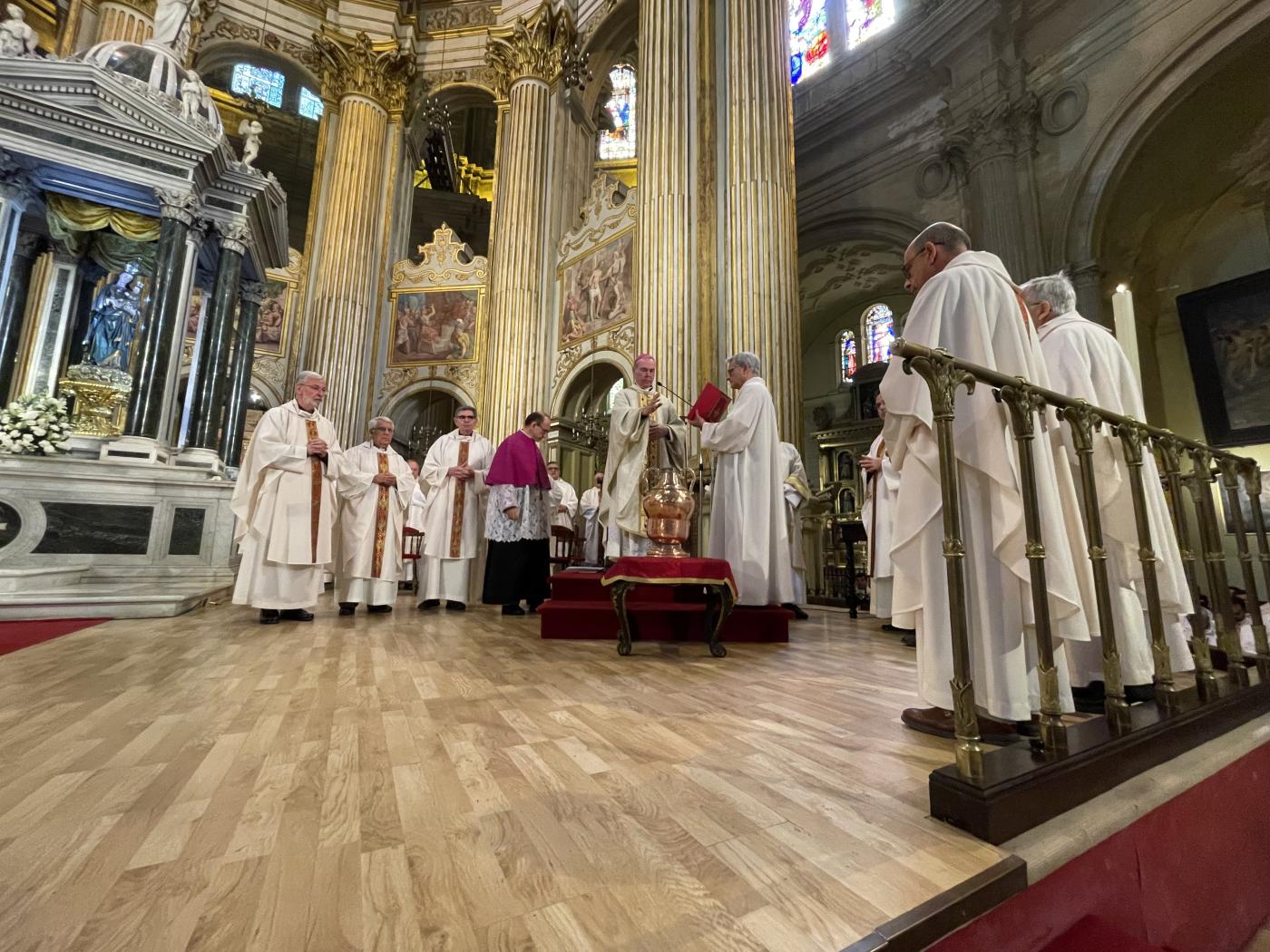 Misa Crismal en la Catedral, presidida por el Sr. Obispo, D. Jesús Catalá // E. LLAMAS