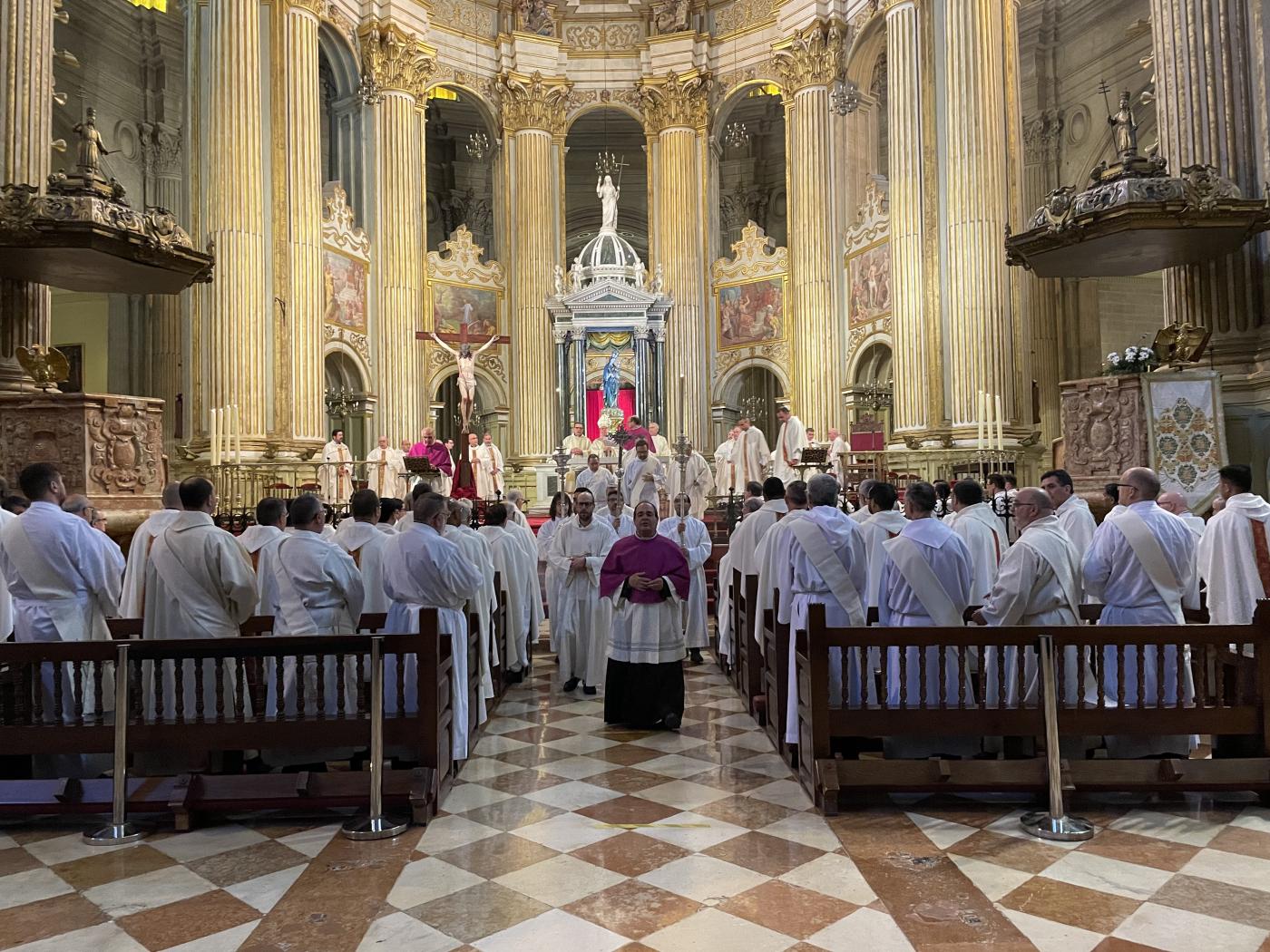 Misa Crismal en la Catedral, presidida por el Sr. Obispo, D. Jesús Catalá // E. LLAMAS