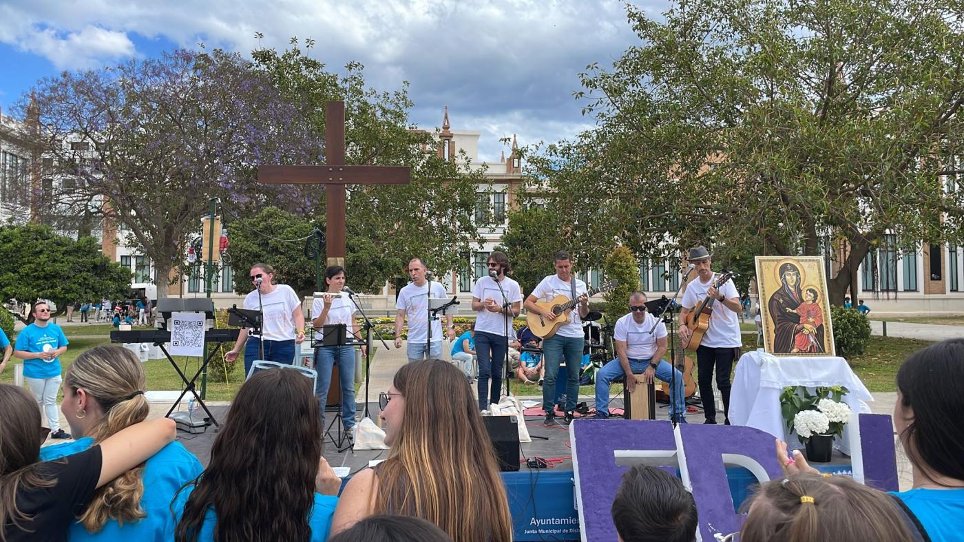 Los jóvenes toman Huelin para celebrar el EDJ