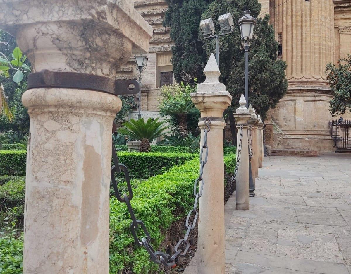 Puerta de las Cadenas de la Catedral de Málaga